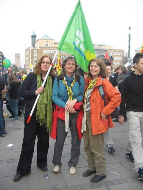 Grüne aus der Gemeinde in der Menschenkette